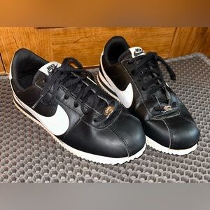 Nike Cortez Tennis Shoes size 6Y Excellent Condition
